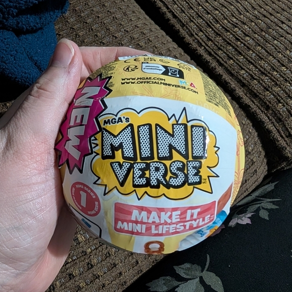 Mini verse Make It Mini Capsule Lifestyle Series 1 - Flamingo Lilies - Picture 2 of 7